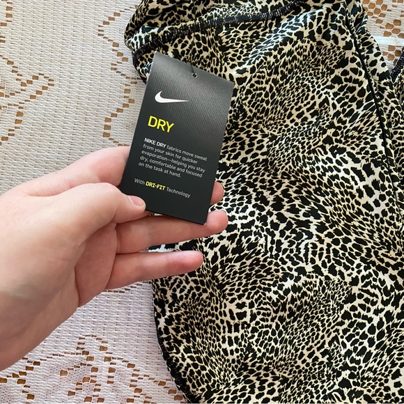 Nike โข One Tight Fit Leopard Print Mid-Rise 7/8 Leggings - Picture 11 of 12